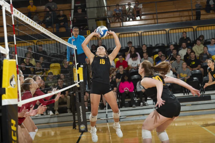 Huskies volleyball drops yet another five-setter